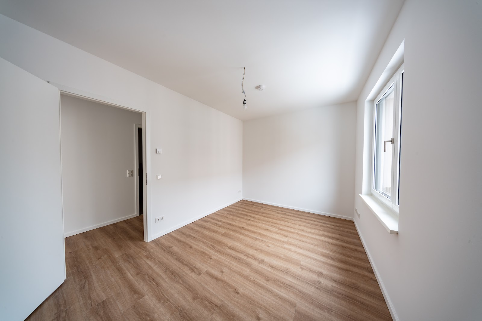 تصویر Nebauwohnung im Erstbezug mit Fußbodenheizung und Balkon / WBS 220 erforderlich