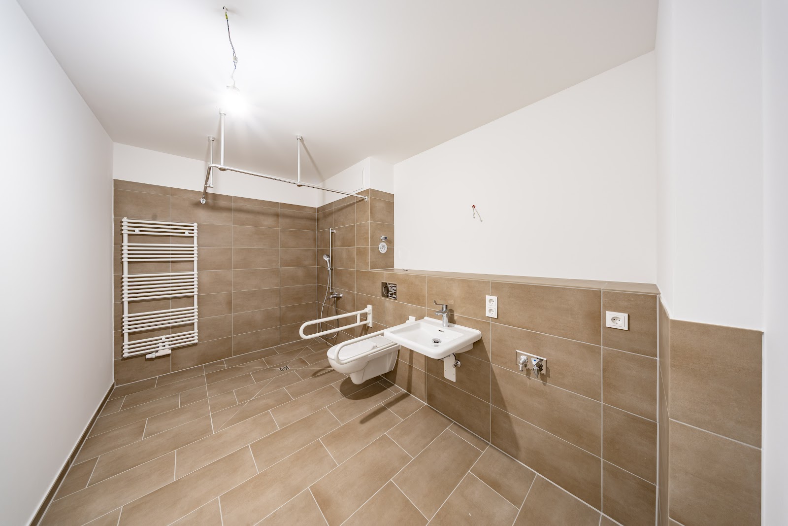 تصویر rollstuhlgerechte Neubauwohnung mit Fußbodenheizung und Balkon/WBS für Rollstuhlnutzer erforderlich