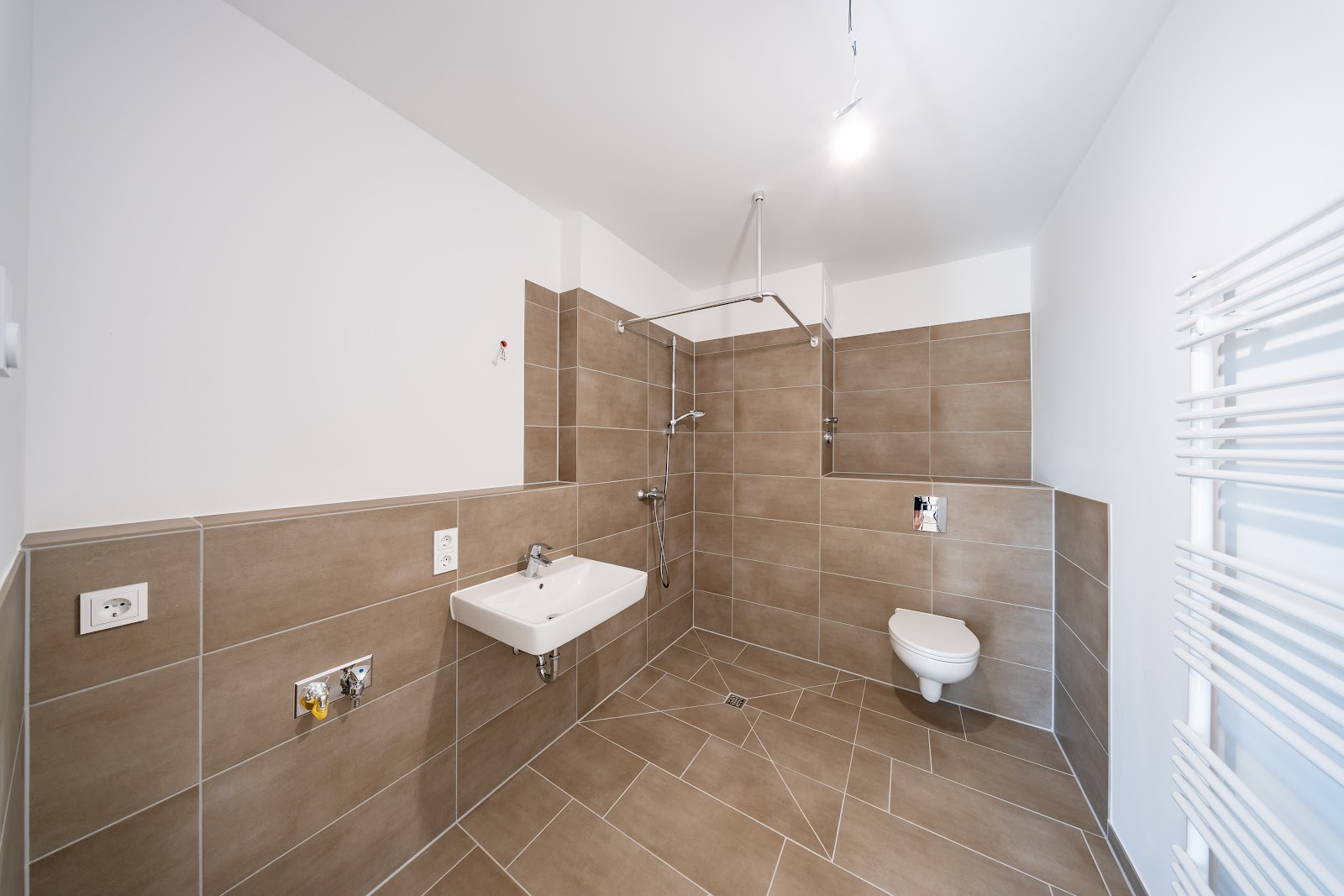 تصویر Neubauwohnung mit Fußbodenheizung an der Waterkant / WBS bis 180 erforderlich