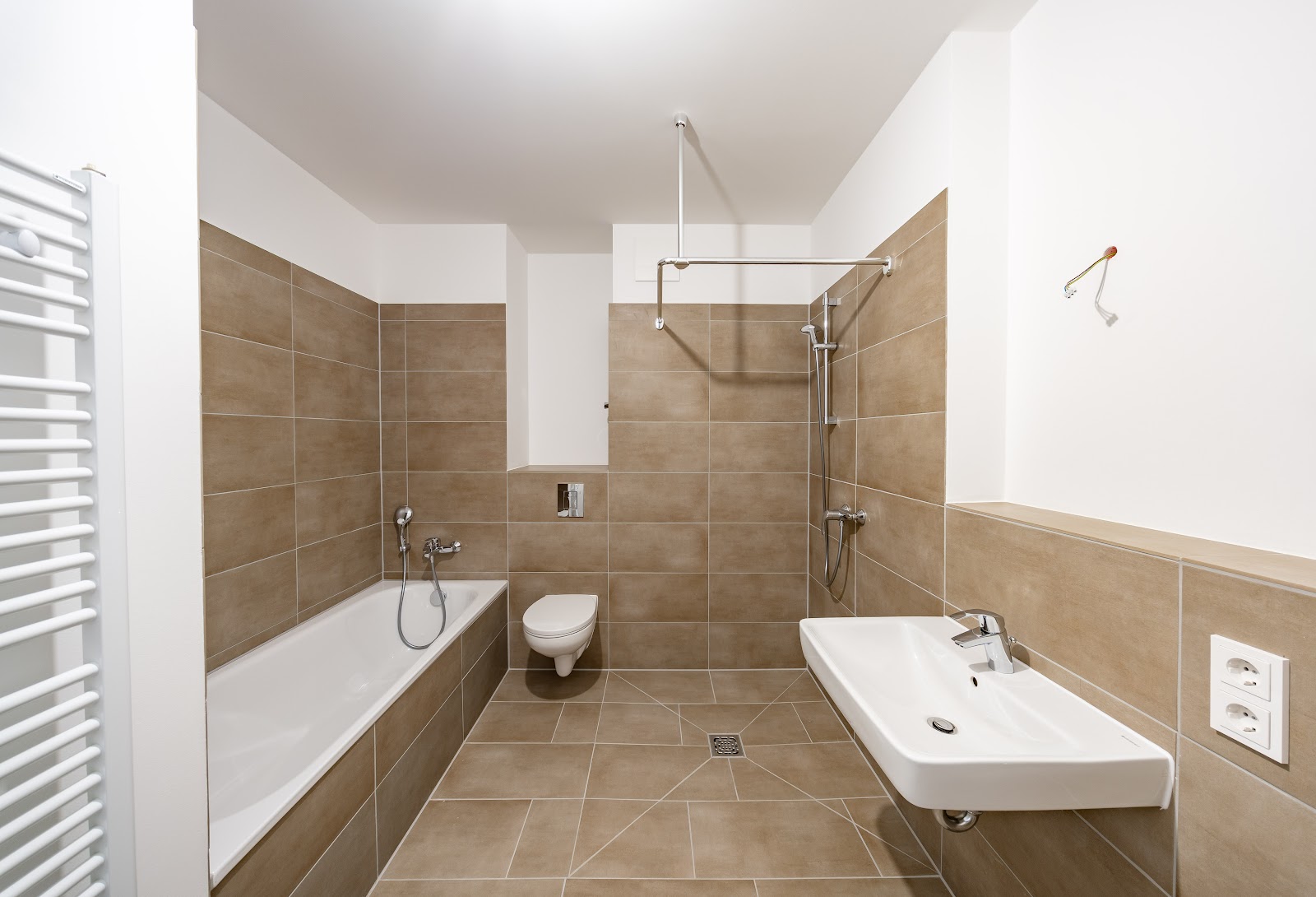 Bad mit Wanne und Dusche (Beispielbild)