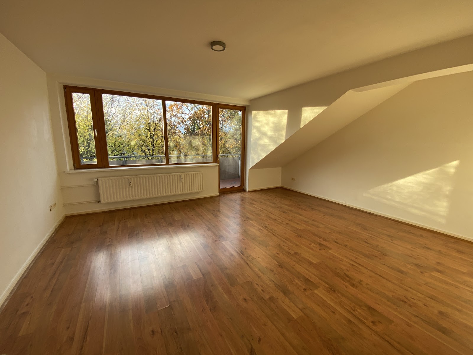 تصویر Helle Wohnung in oberster Etage – ohne Aufzug – WBS mit besonderen Wohnbedarf erforderlich