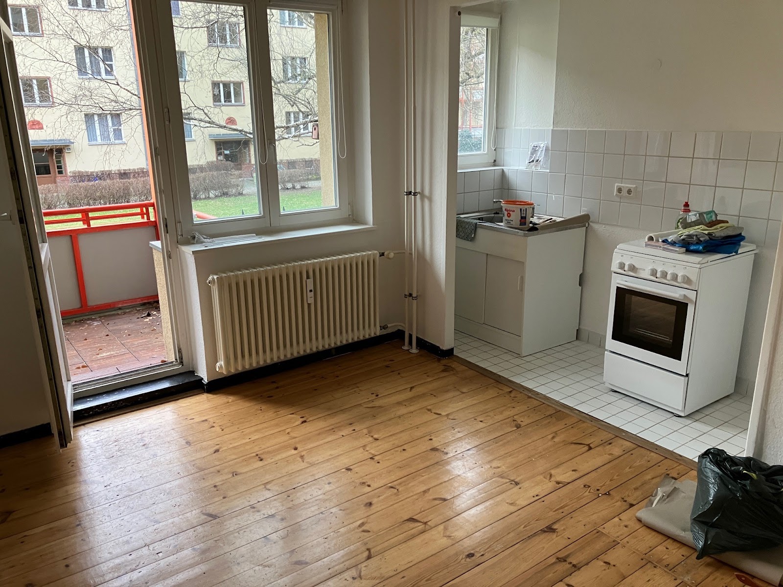 Wohnküche mit Balkonzugang