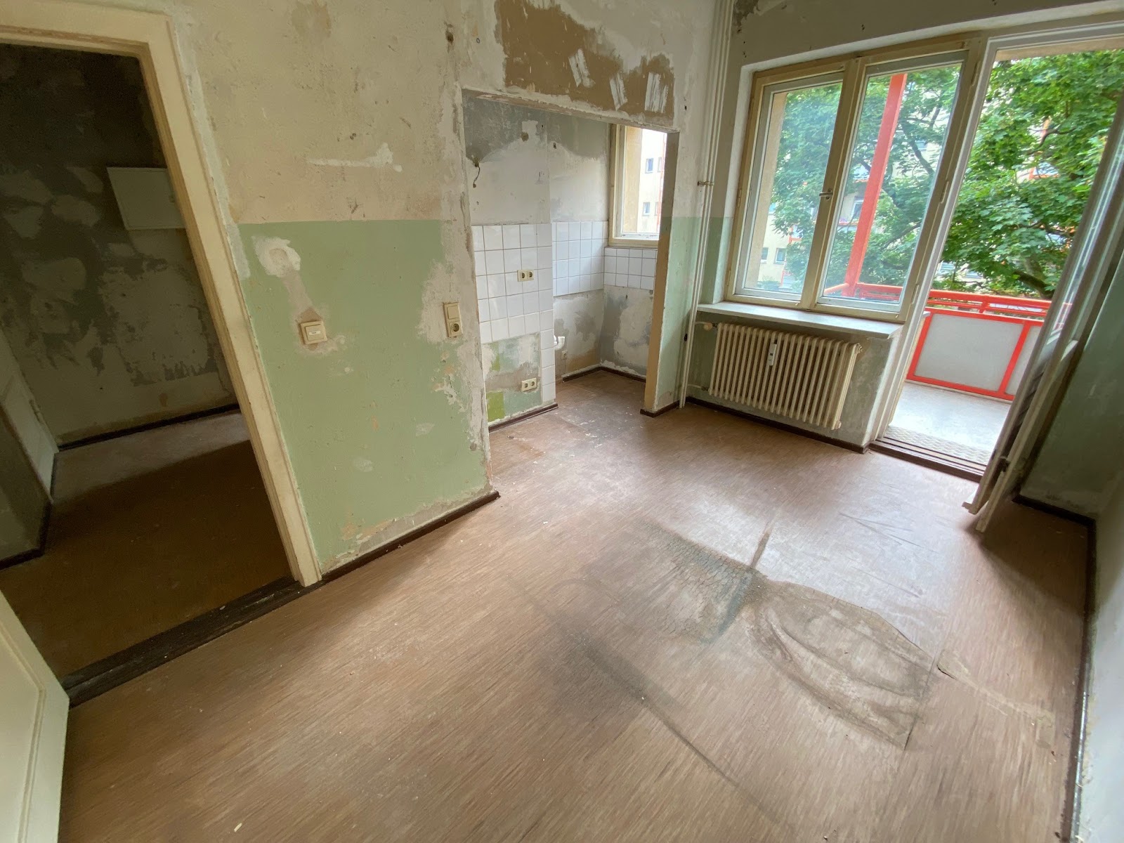 تصویر Renovierungsbedürftiges Singleappartement mit Balkon in Alt-Hohenschönhausen neu zu vermieten