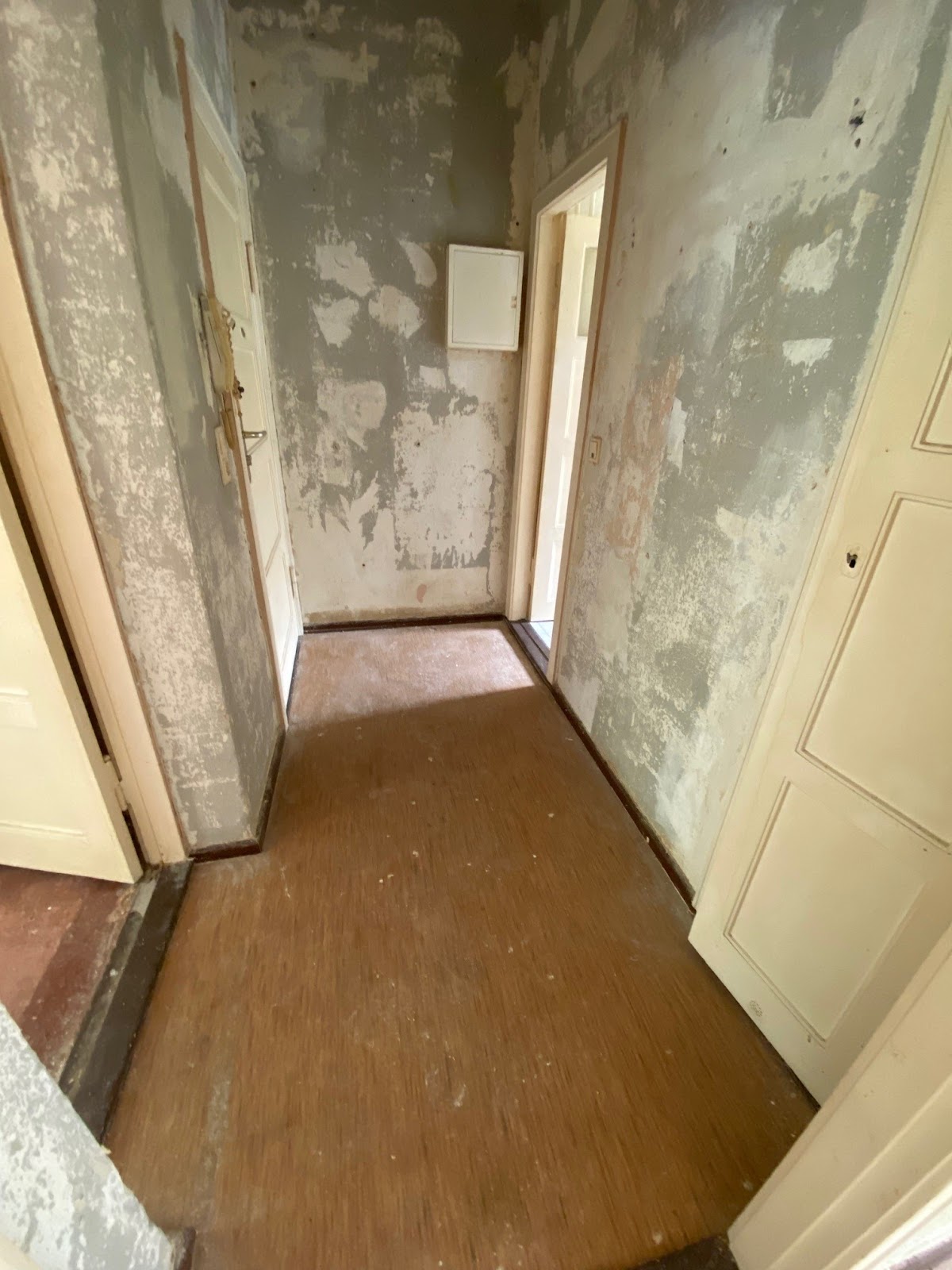 تصویر Renovierungsbedürftiges Singleappartement mit Balkon in Alt-Hohenschönhausen neu zu vermieten
