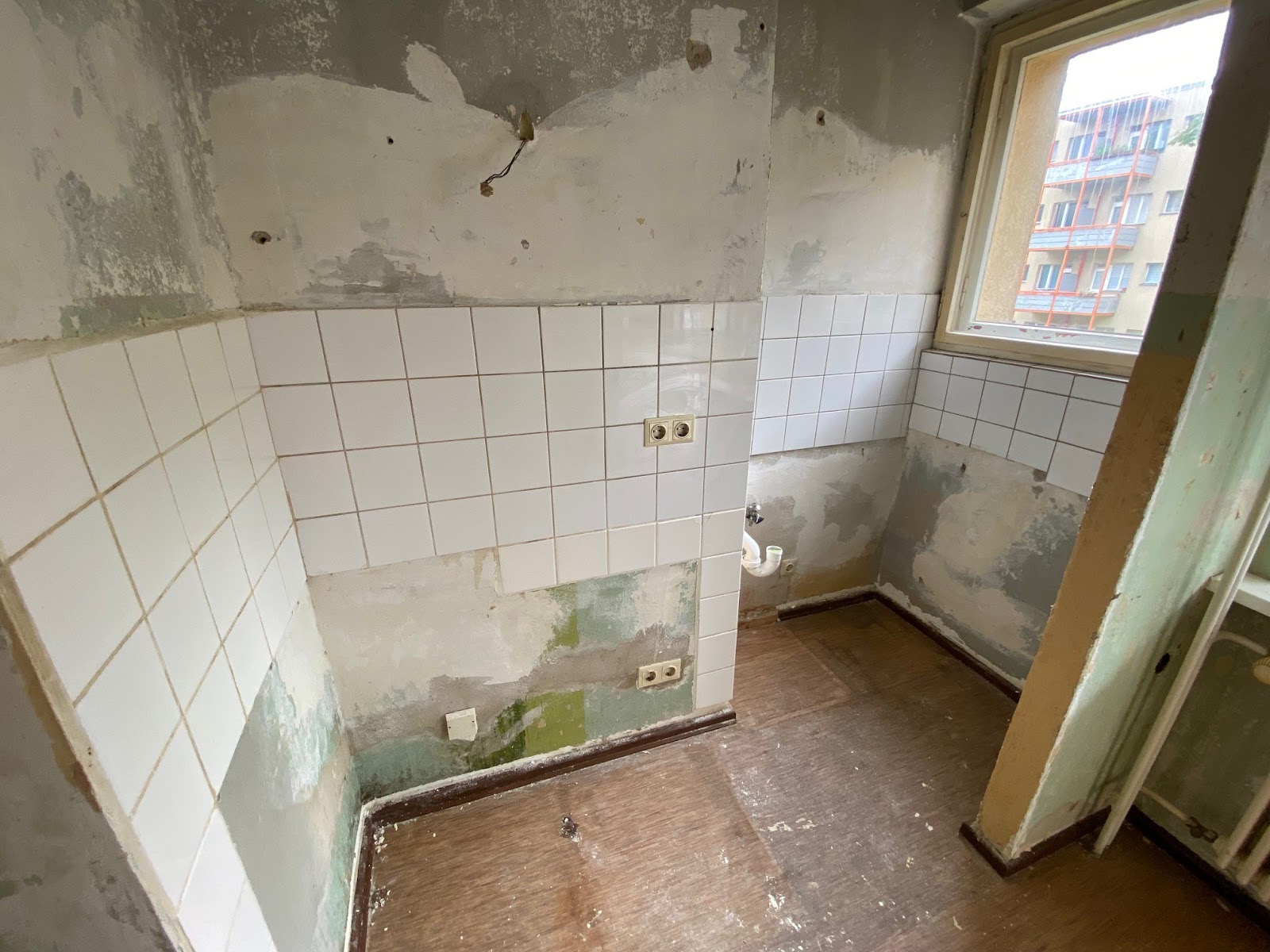 تصویر Renovierungsbedürftiges Singleappartement mit Balkon in Alt-Hohenschönhausen neu zu vermieten