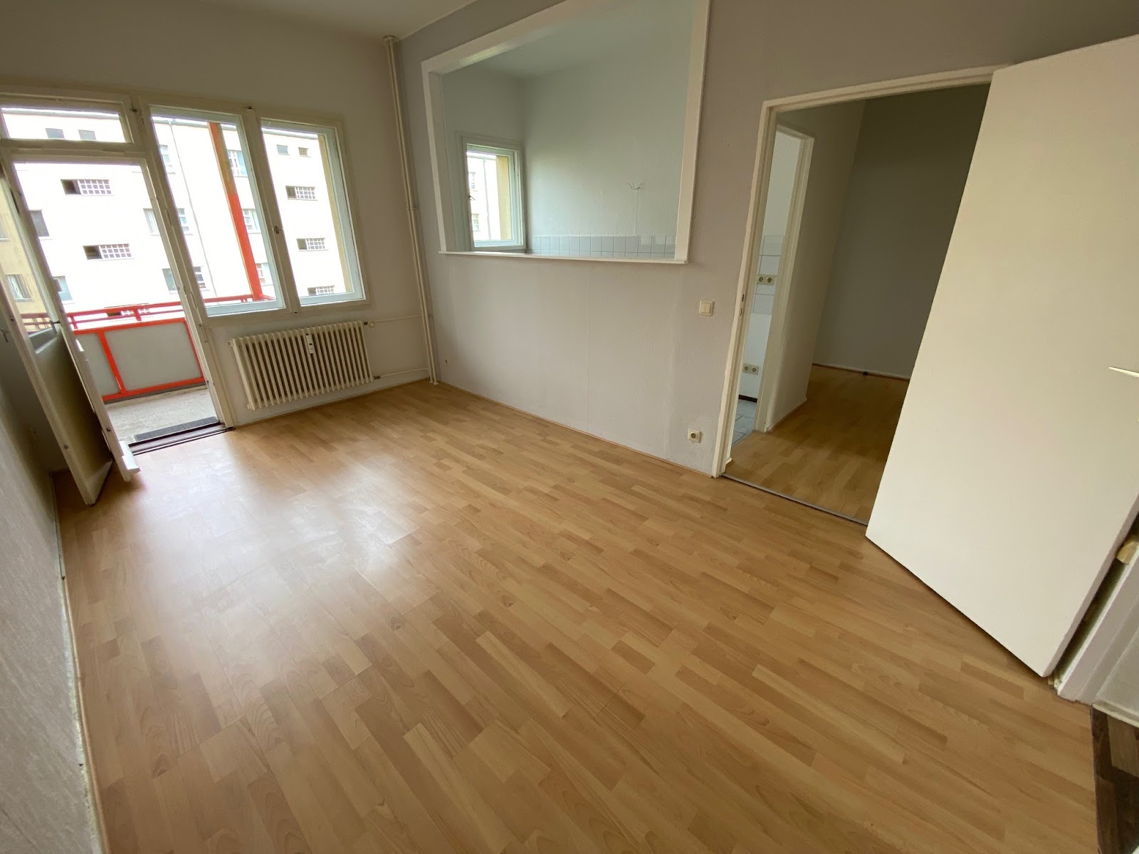 Raum 1 mit Balkonzugang