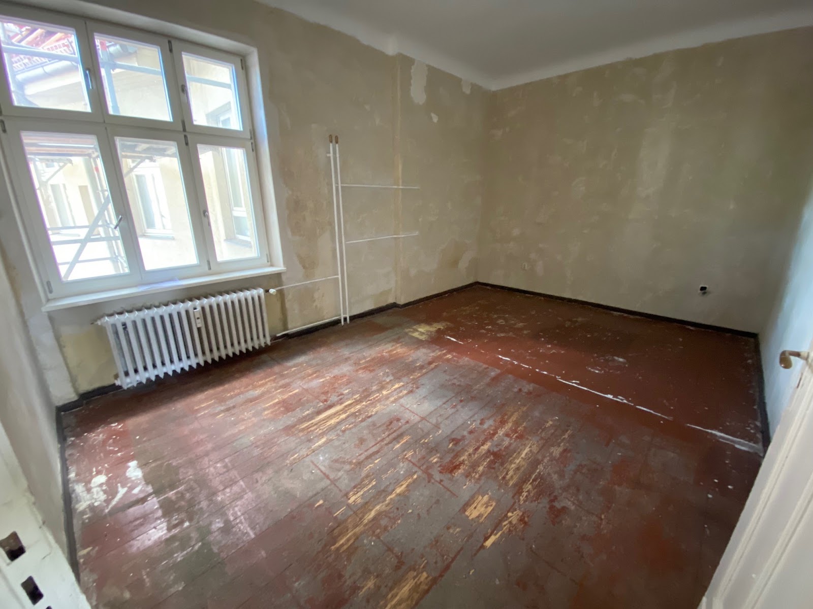 تصویر Renovierungsbedürftige Altbauwohnung in Alt-Hohenschönhausen neu zu vermieten