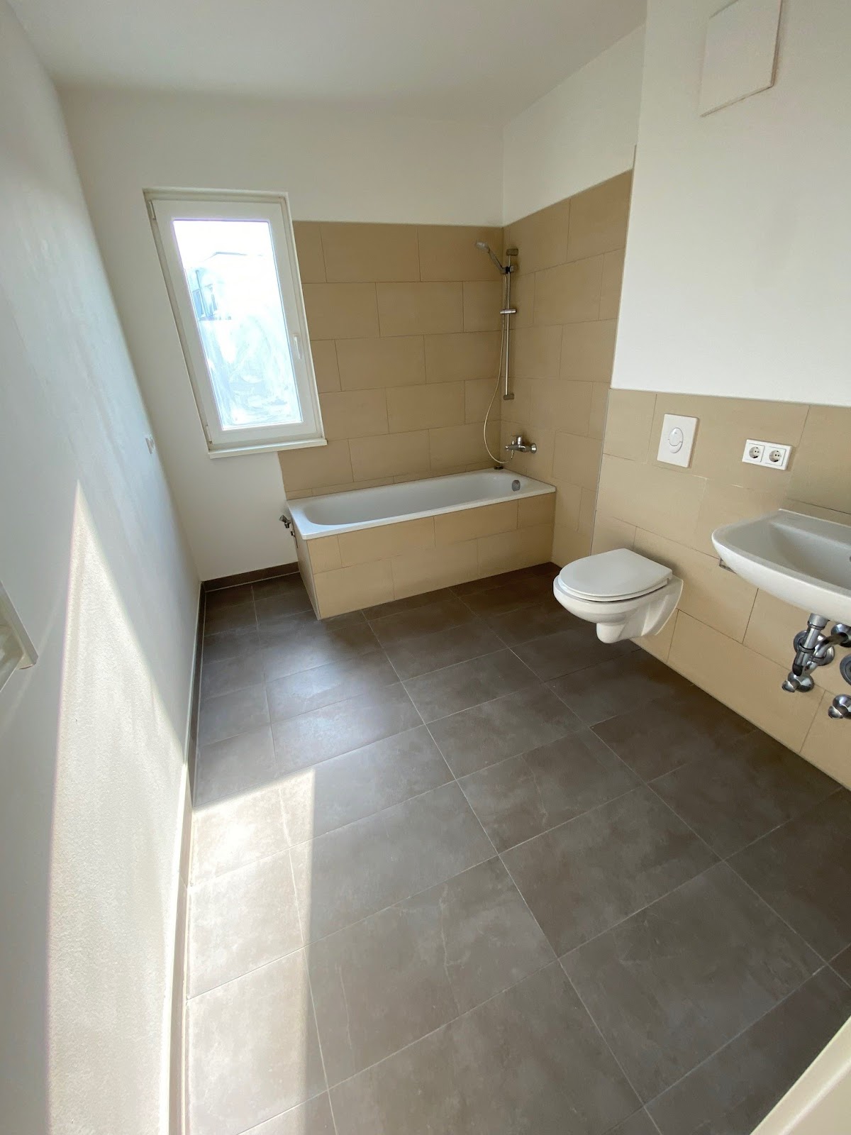 تصویر Schöne Neubauwohnung mit Balkon in Falkenberg neu zu vermieten – WBS erforderlich !
