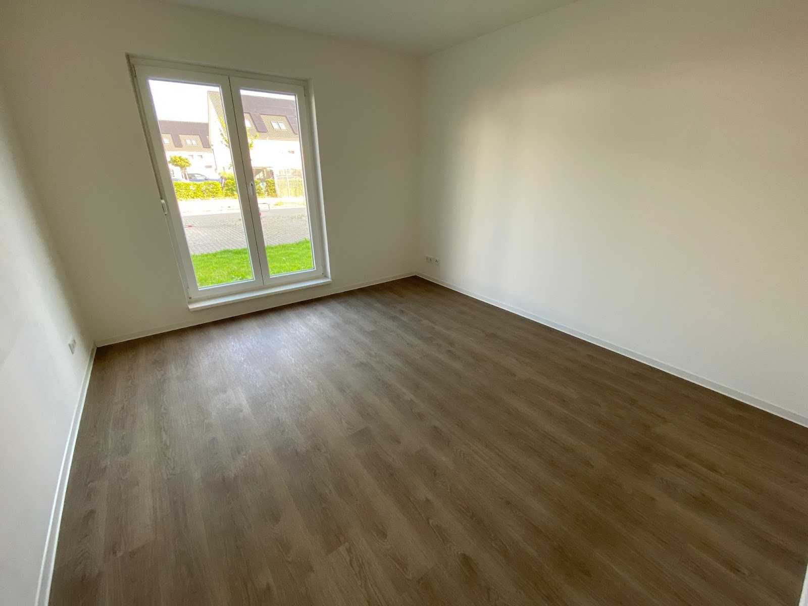 Zimmer 2 mit bodentiefen Fenstern