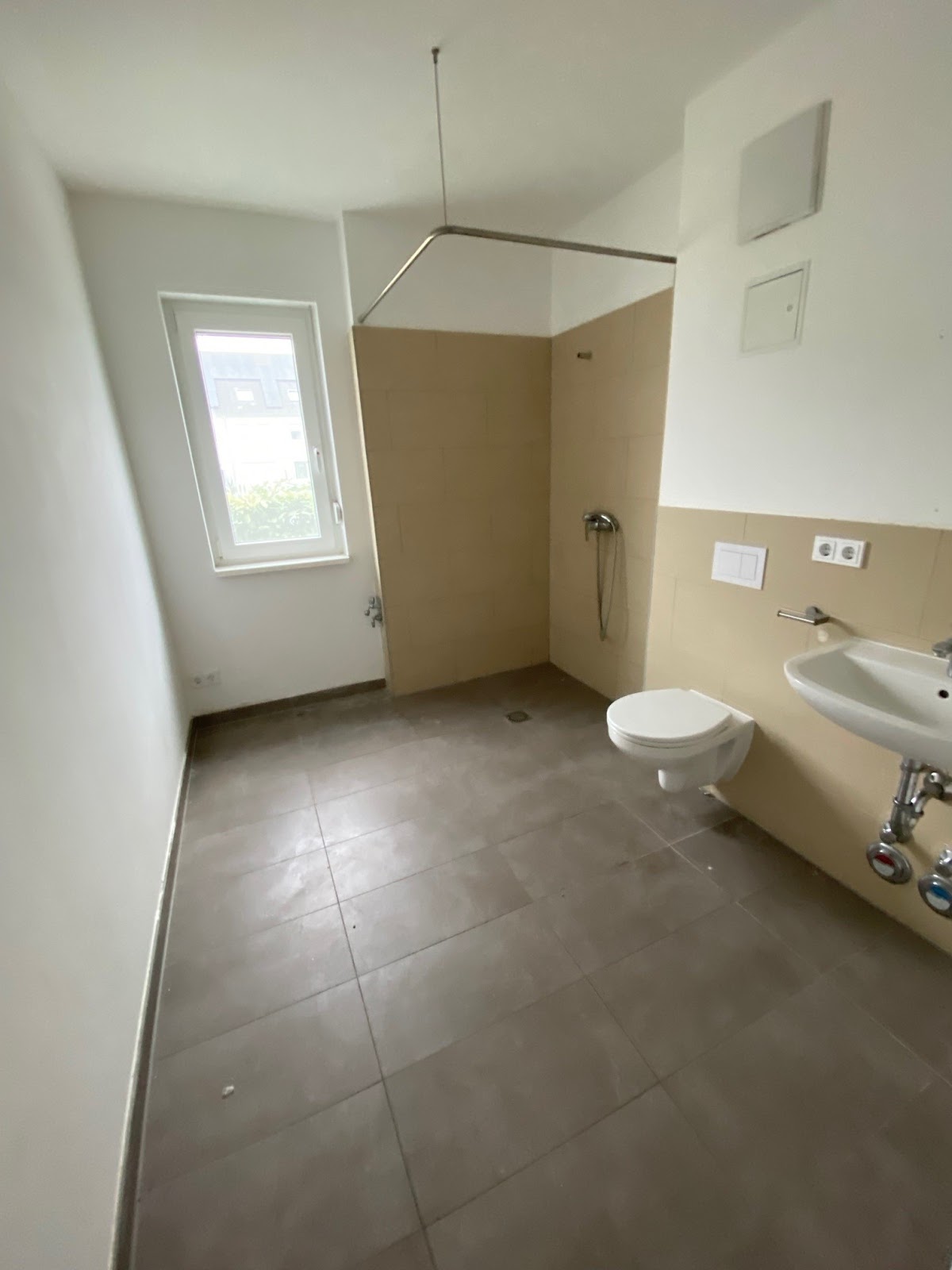 Tageslichtbad mit bodengleicher Dusche