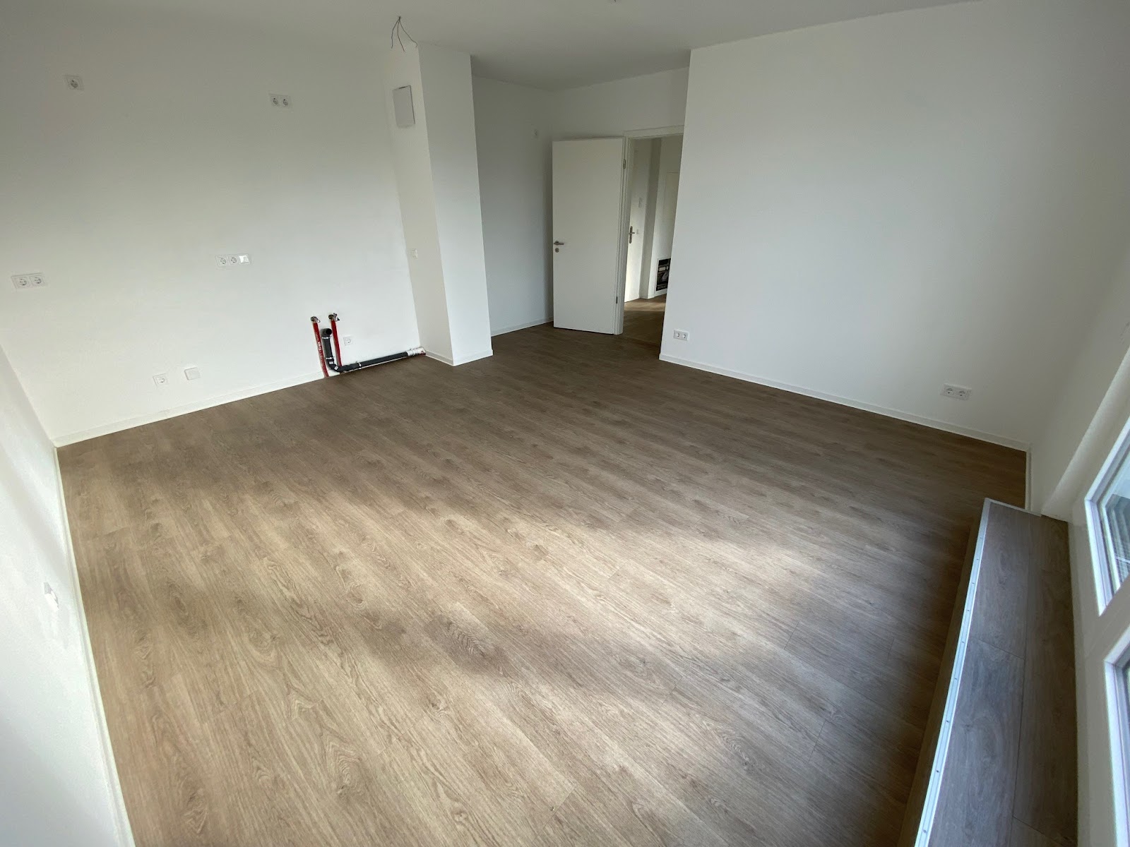 Wohnzimmer mit offenem Küchenbereich