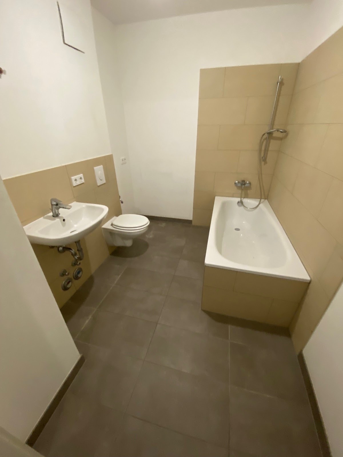 تصویر Neubauwohnung in Falkenberg zu vermieten – WBS "MIT BESONDEREM WOHNBEDARF" erforderlich !