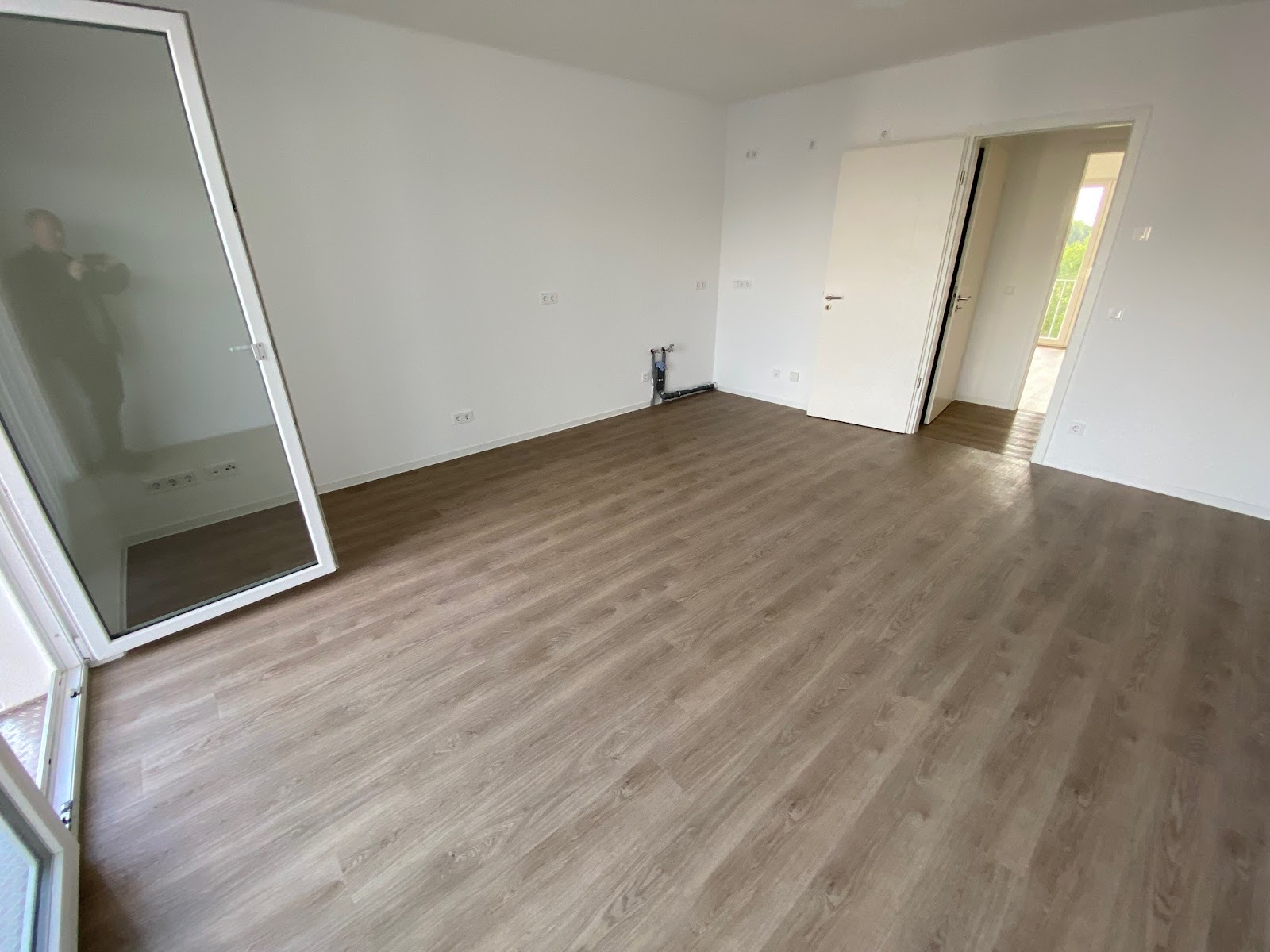 Wohnzimmer mit offenem Küchenbereich