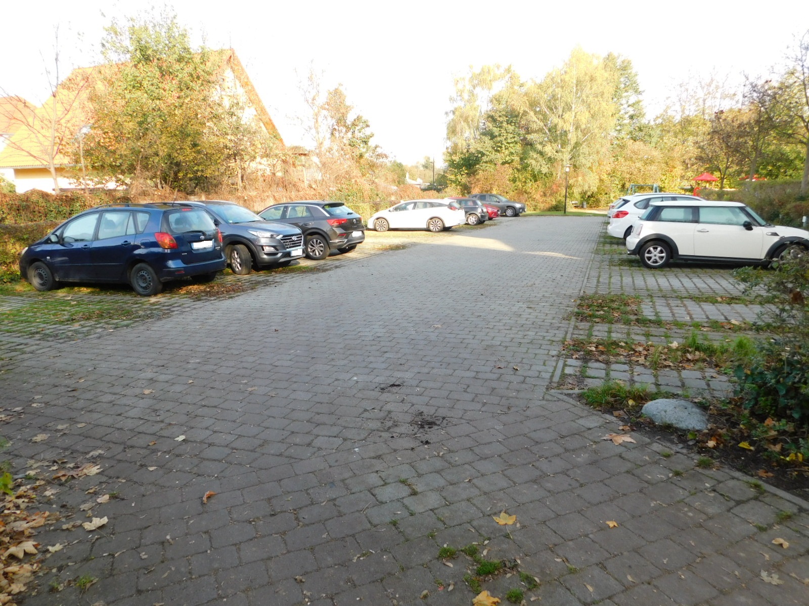 Parkplatz am Rand der Wohnanlage