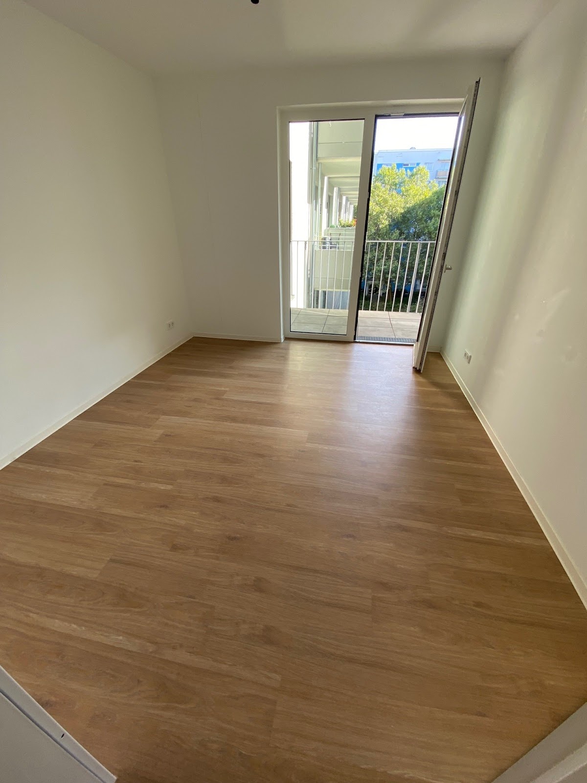 Raum 2 mit Balkonzugang