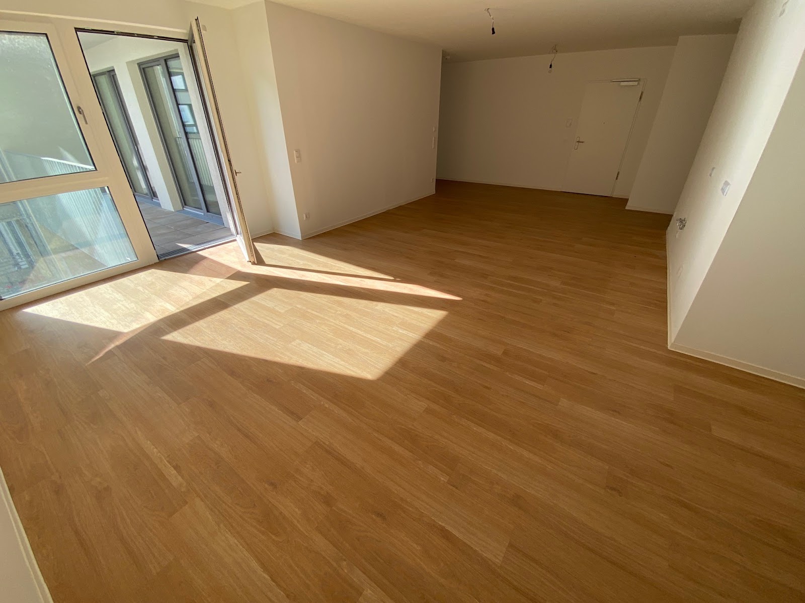 Wohnzimmer (Raum 1) mit Balkonzugang