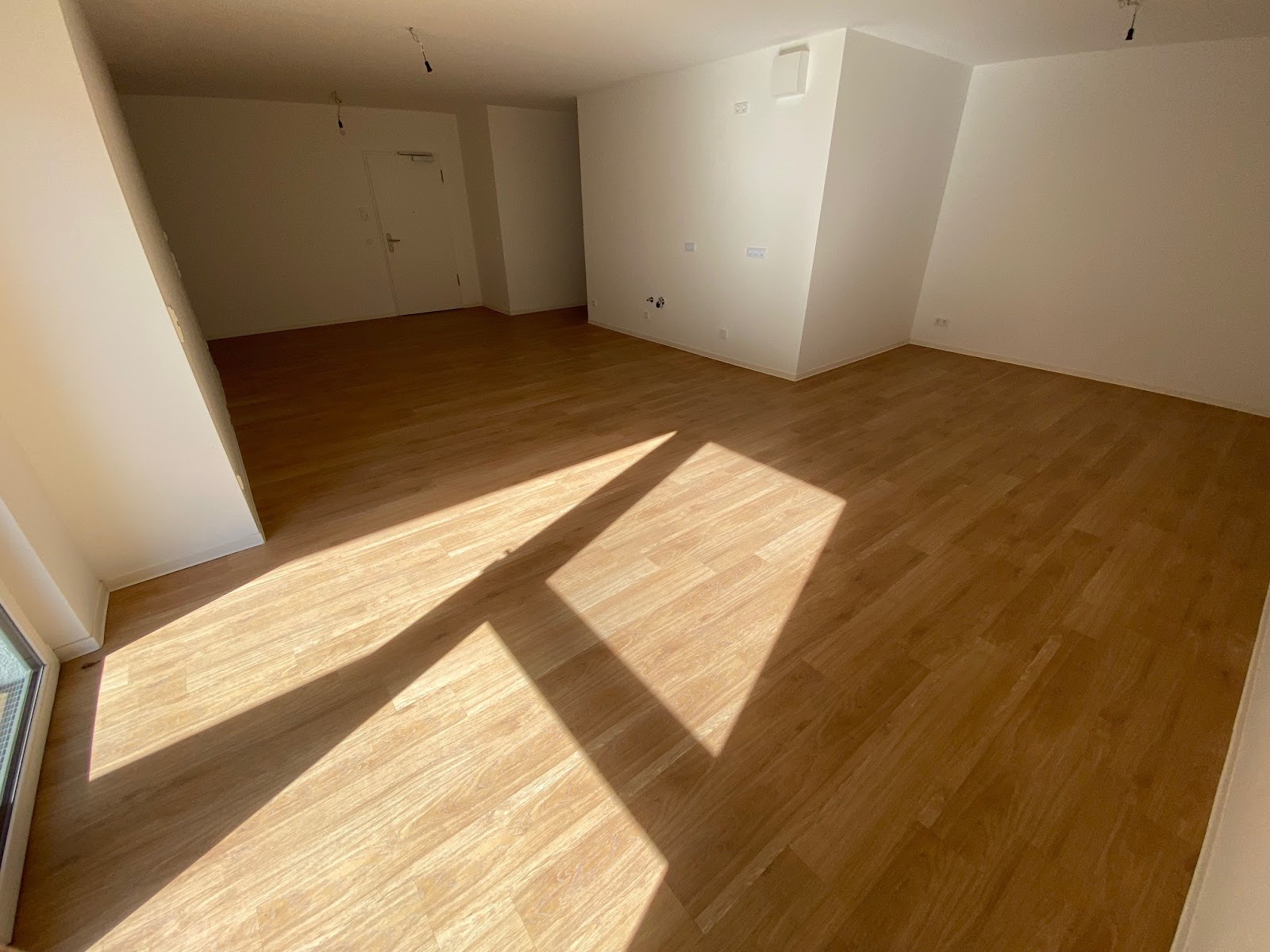 Wohnzimmer (Raum 1) mit offenem Küchenbereich