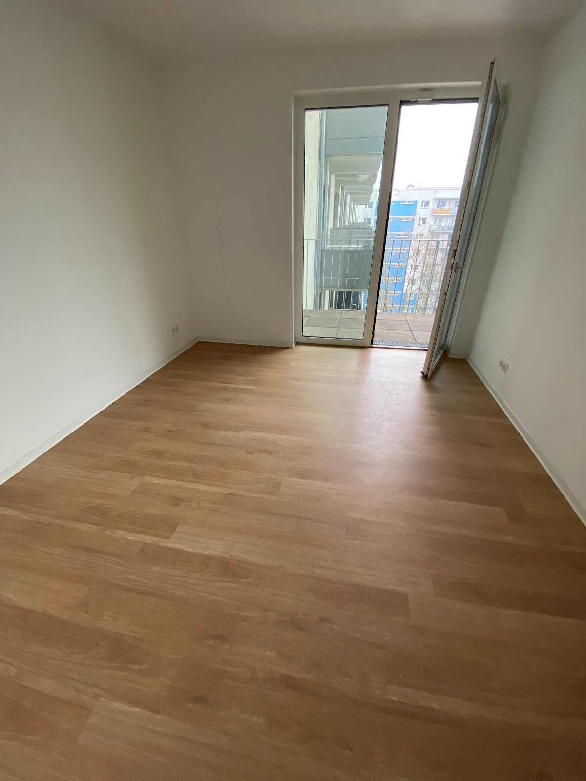 Raum 2 mit Balkonzugang
