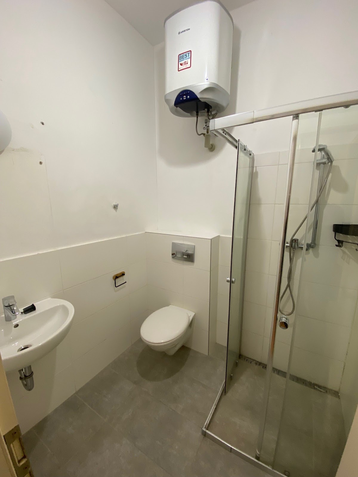 تصویر Altbau Singleappartement im Erdgeschoss eines Seitenflügels ab sofort neu zu vermieten