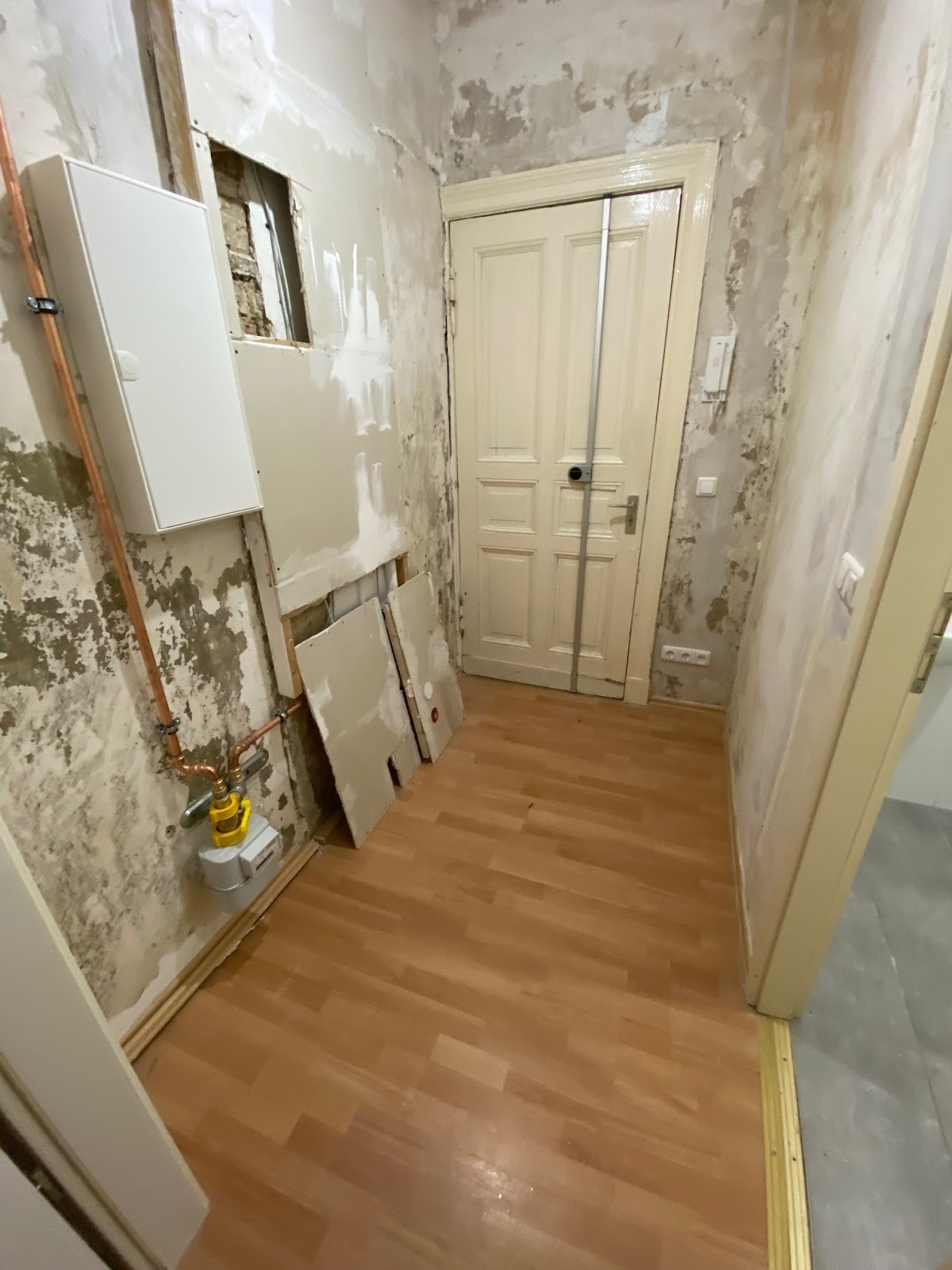 تصویر Altbau Singleappartement im Erdgeschoss eines Seitenflügels ab sofort neu zu vermieten