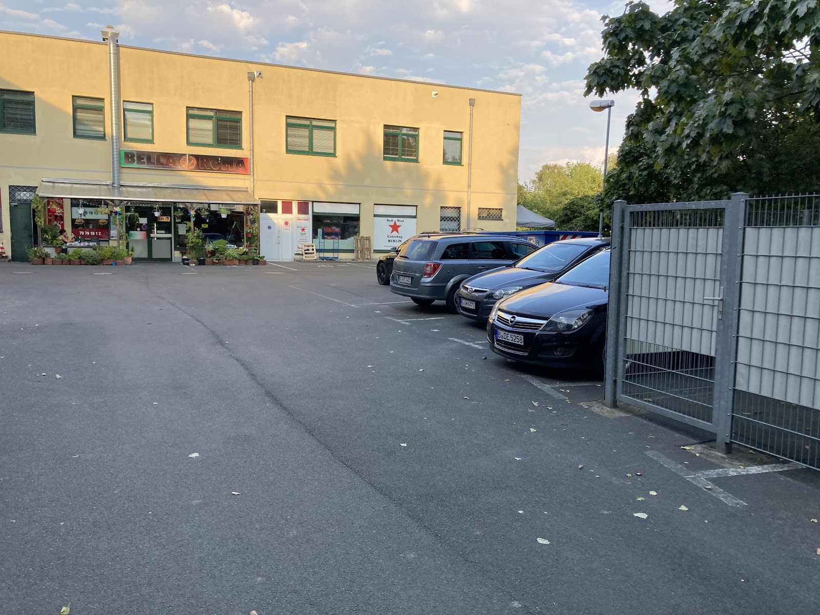 Einfahrt zu den Stellplätzen
