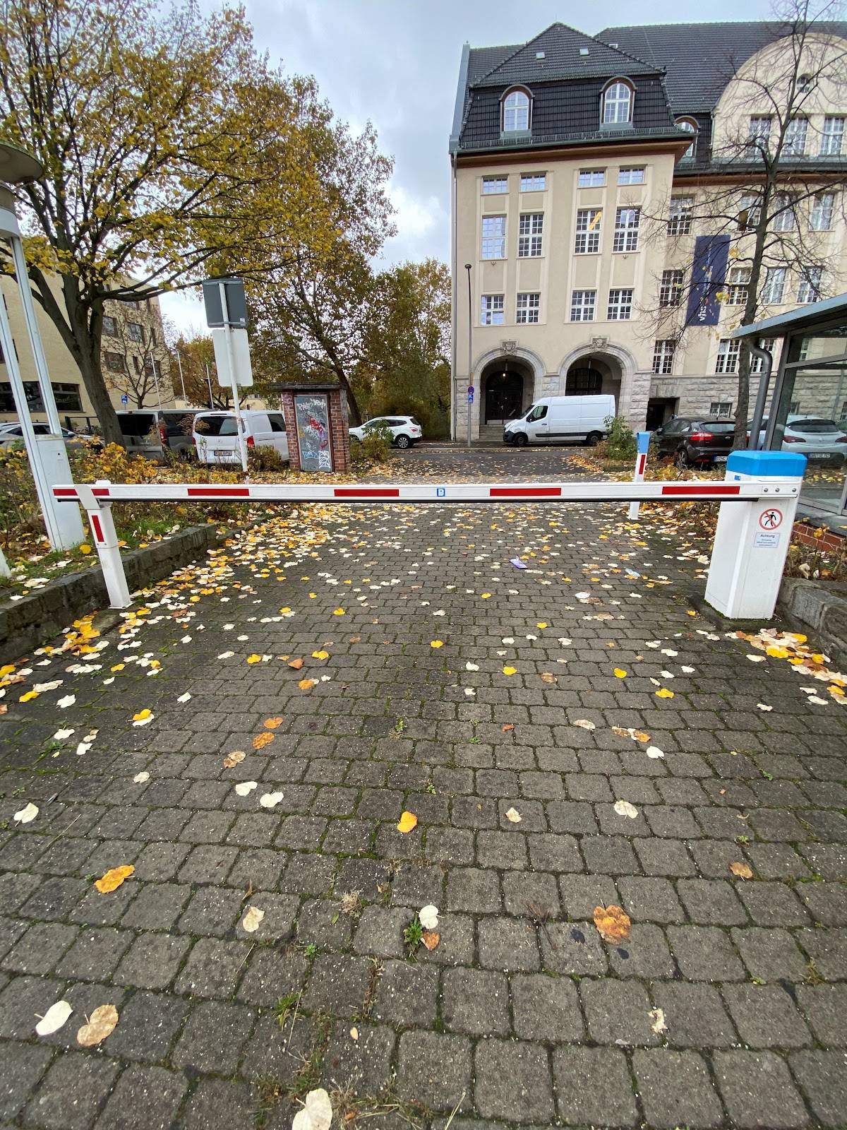 Ausfahrt vom Parkplatzgelände