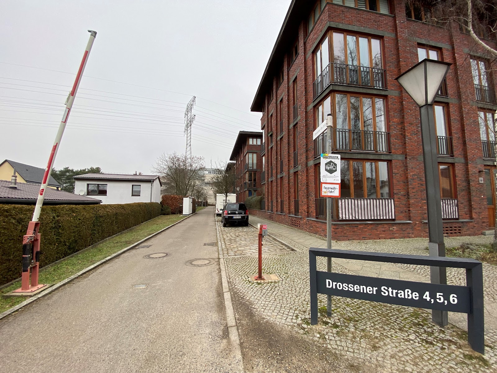 Hintere Zufahrt zur Wohnanlage