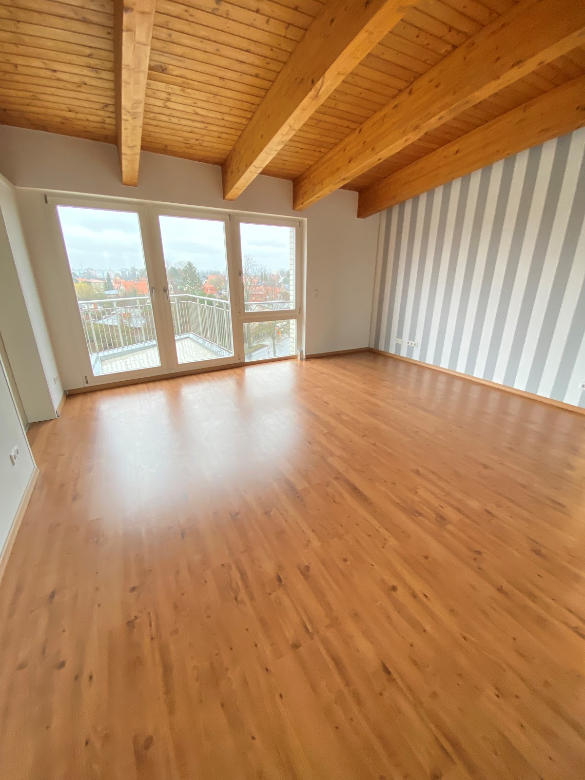Wohnzimmer mit Balkonzugang