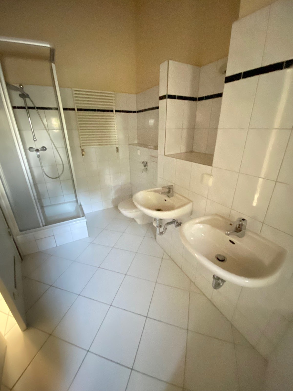 Bad mit Wanne und Dusche