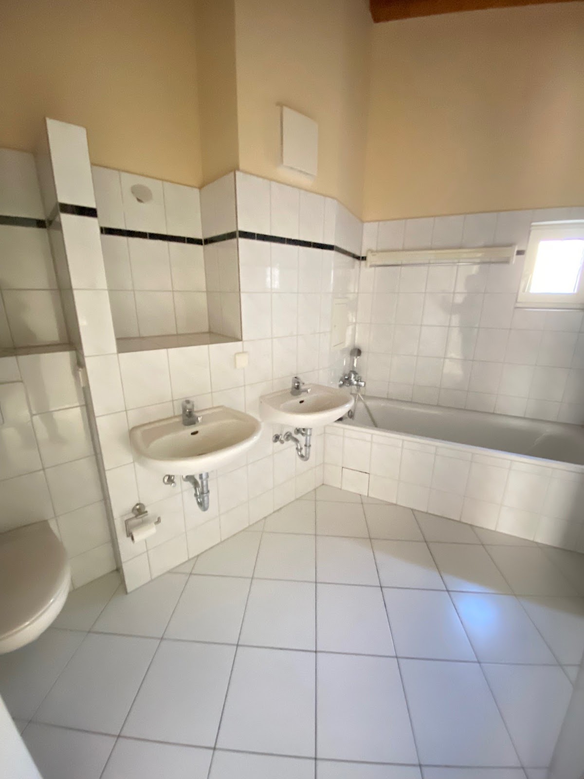 Bad mit Wanne und Dusche