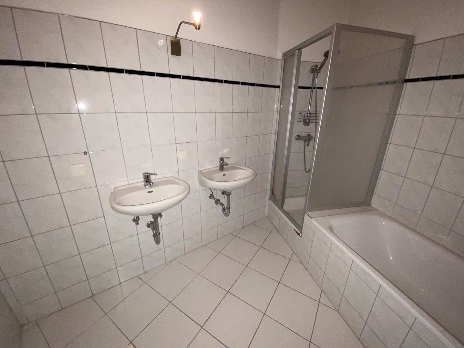 Bad mit Wanne, Dusche und Doppelhandwaschbecken