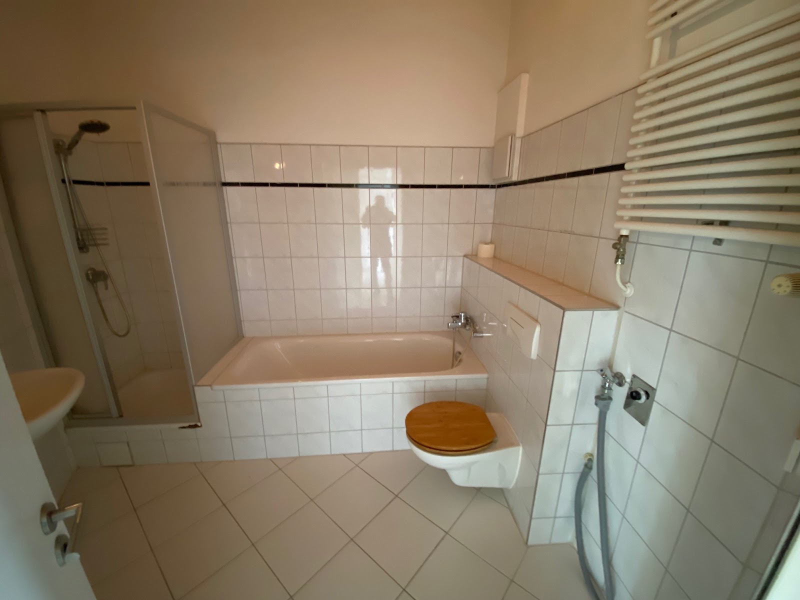 Bad mit Wanne und Dusche
