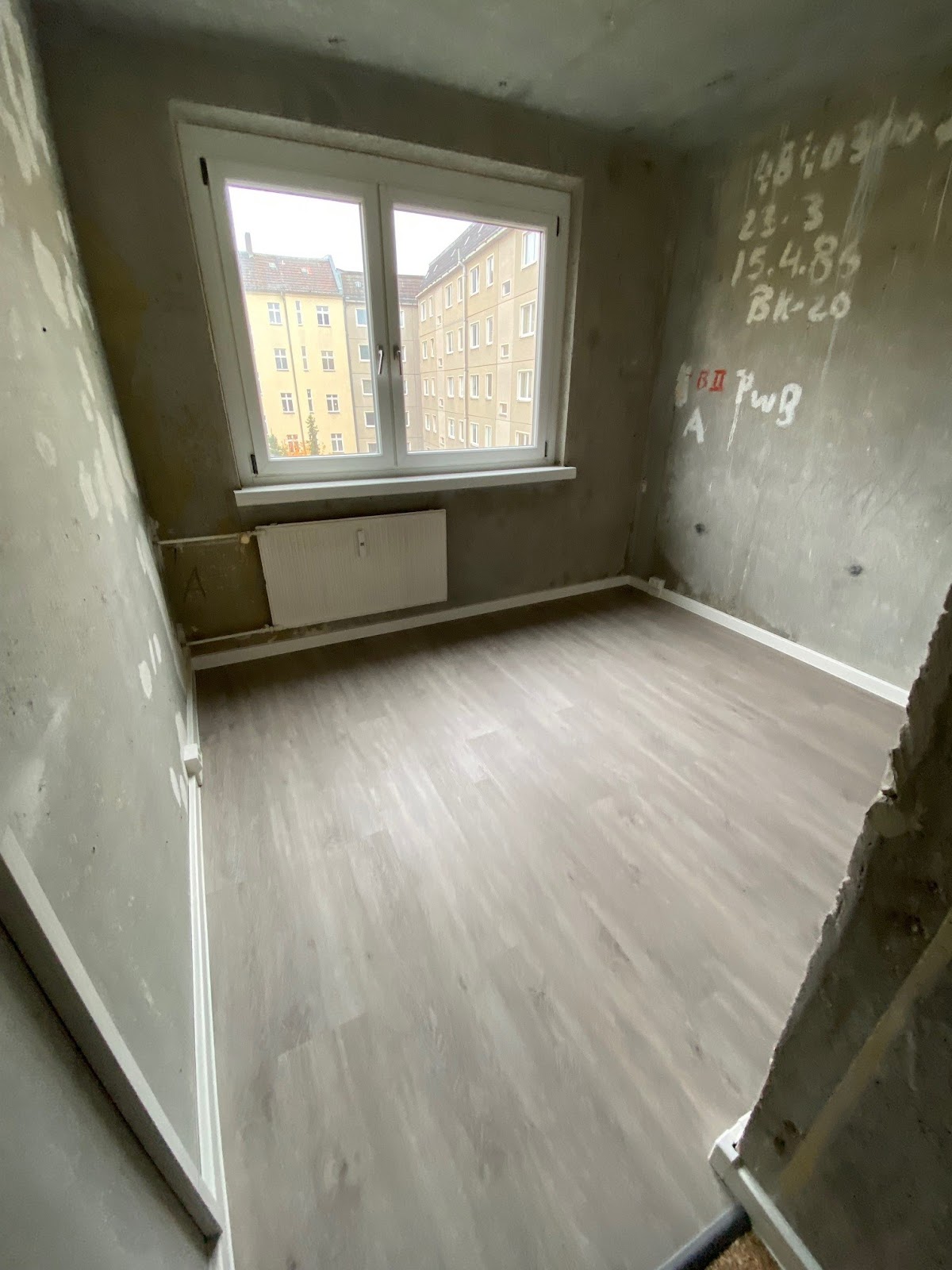 تصویر Renovierungsbedürftige Wohnung in Prenzlauer Berg nahe dem "Velodrom" neu zu vermieten