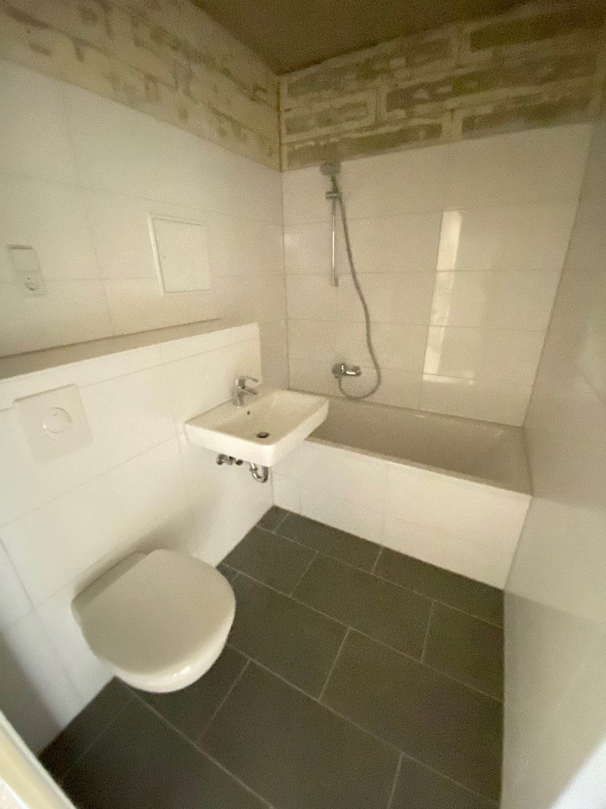 تصویر Renovierungsbedürftige Wohnung in Prenzlauer Berg nahe dem "Velodrom" neu zu vermieten