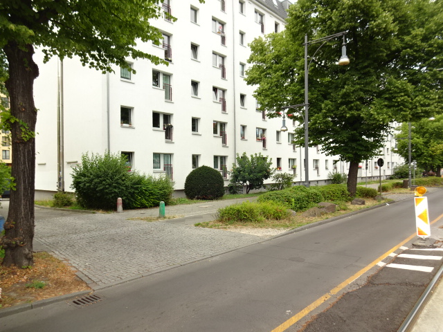 Hausansicht mit Einfahrt