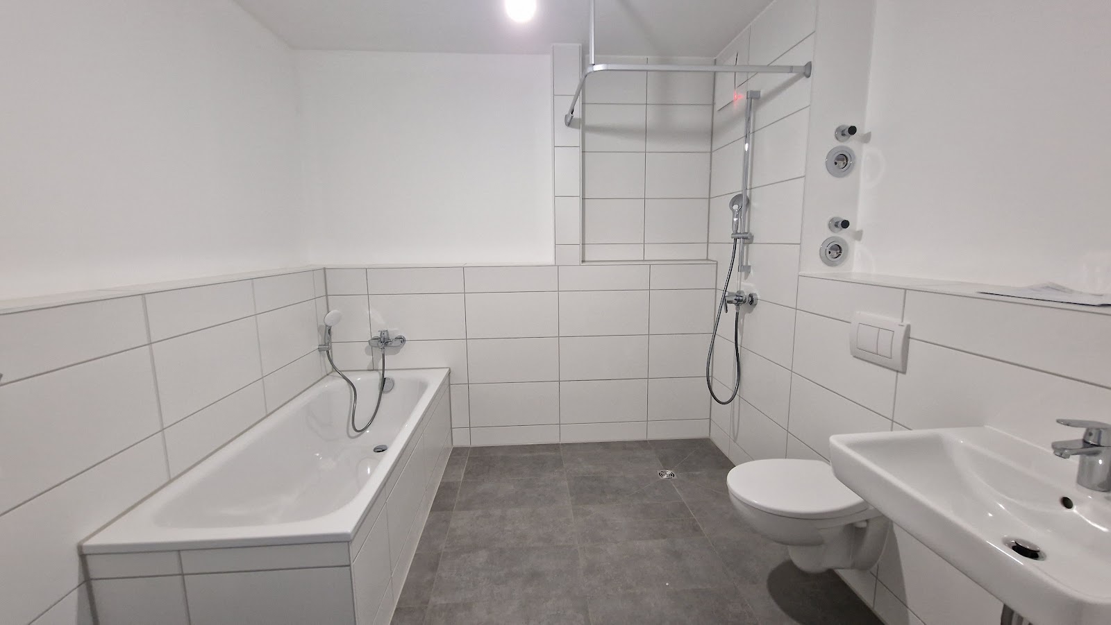 تصویر Neubauerstbezug mit Dusche und Wanne auf der Insel Gartenfeld