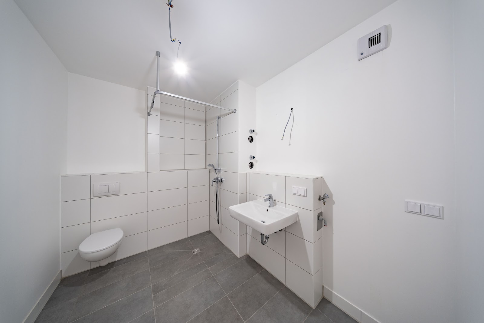 تصویر Helle Wohnung mit Weitblick, Fußbodenheizung und Balkon im Erstbezug / WG-geeignet