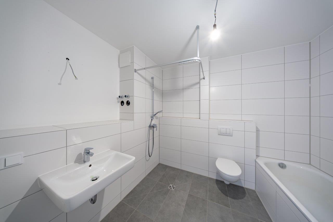 Bad mit Wanne und Dusche