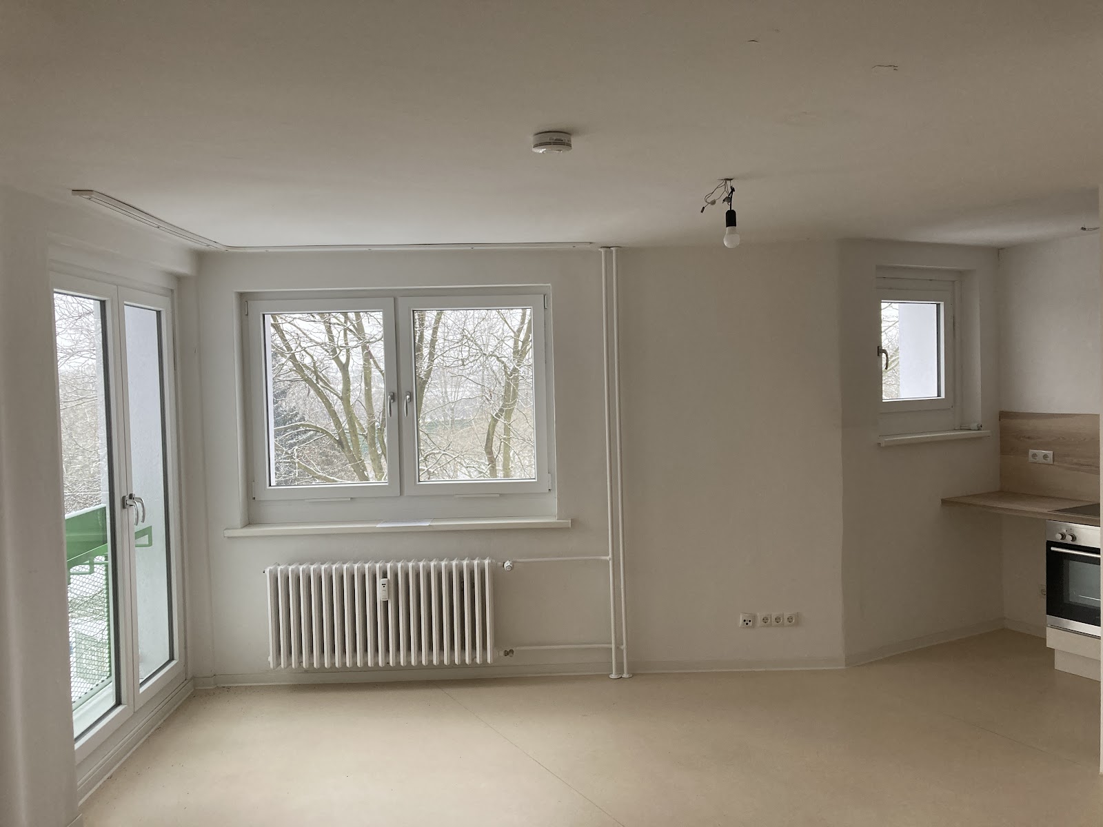 Zimmer mit Blick zum Fenster bzw. Küchenpantry