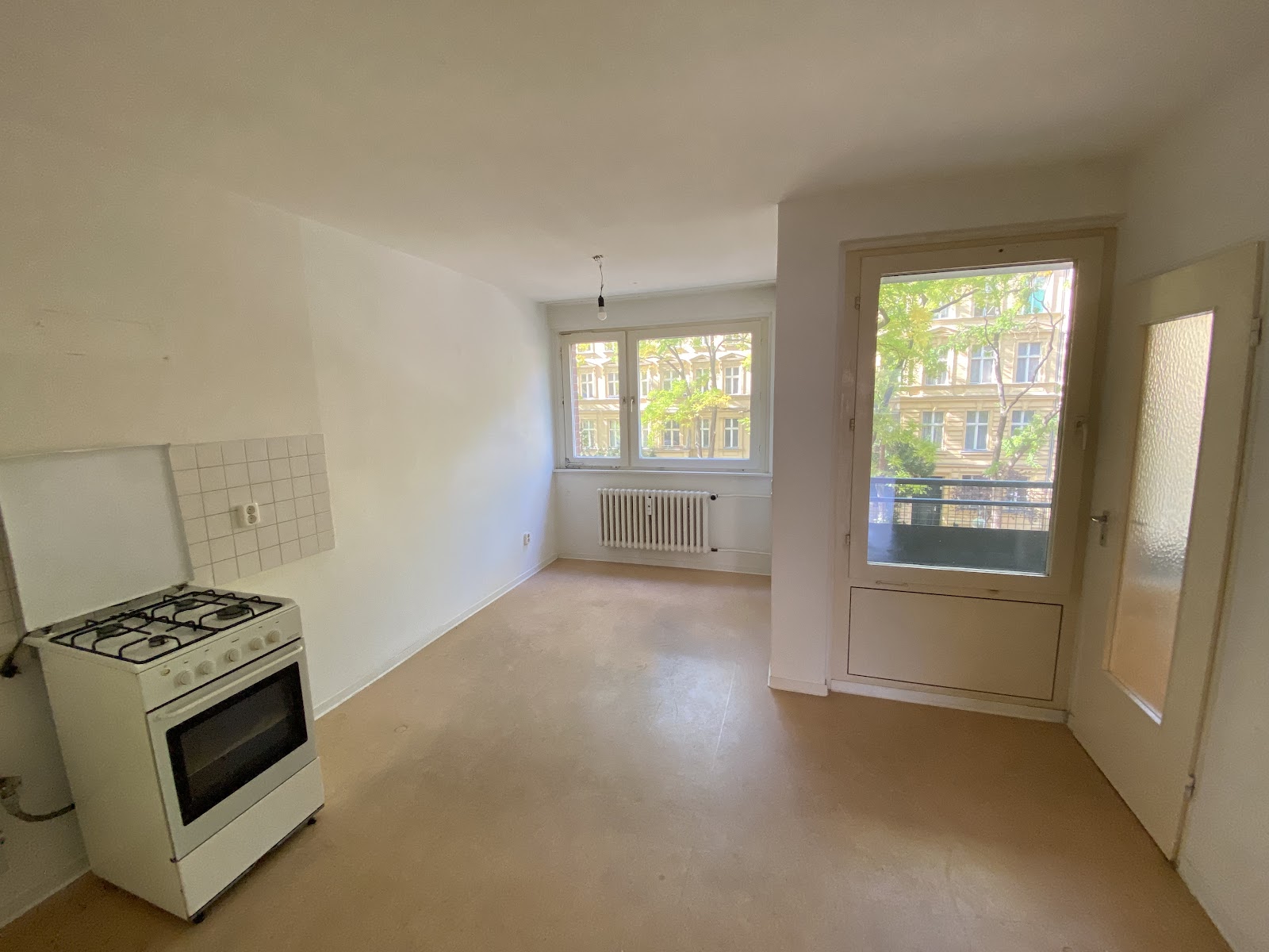 تصویر 3-Zimmer mit Balkon in verkehrsberuhigter Straße