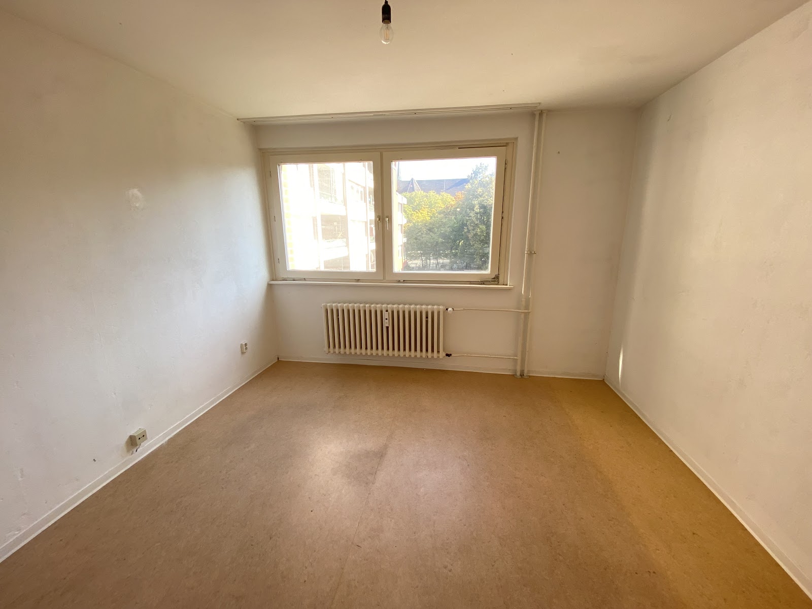 تصویر 3-Zimmer mit Balkon in verkehrsberuhigter Straße