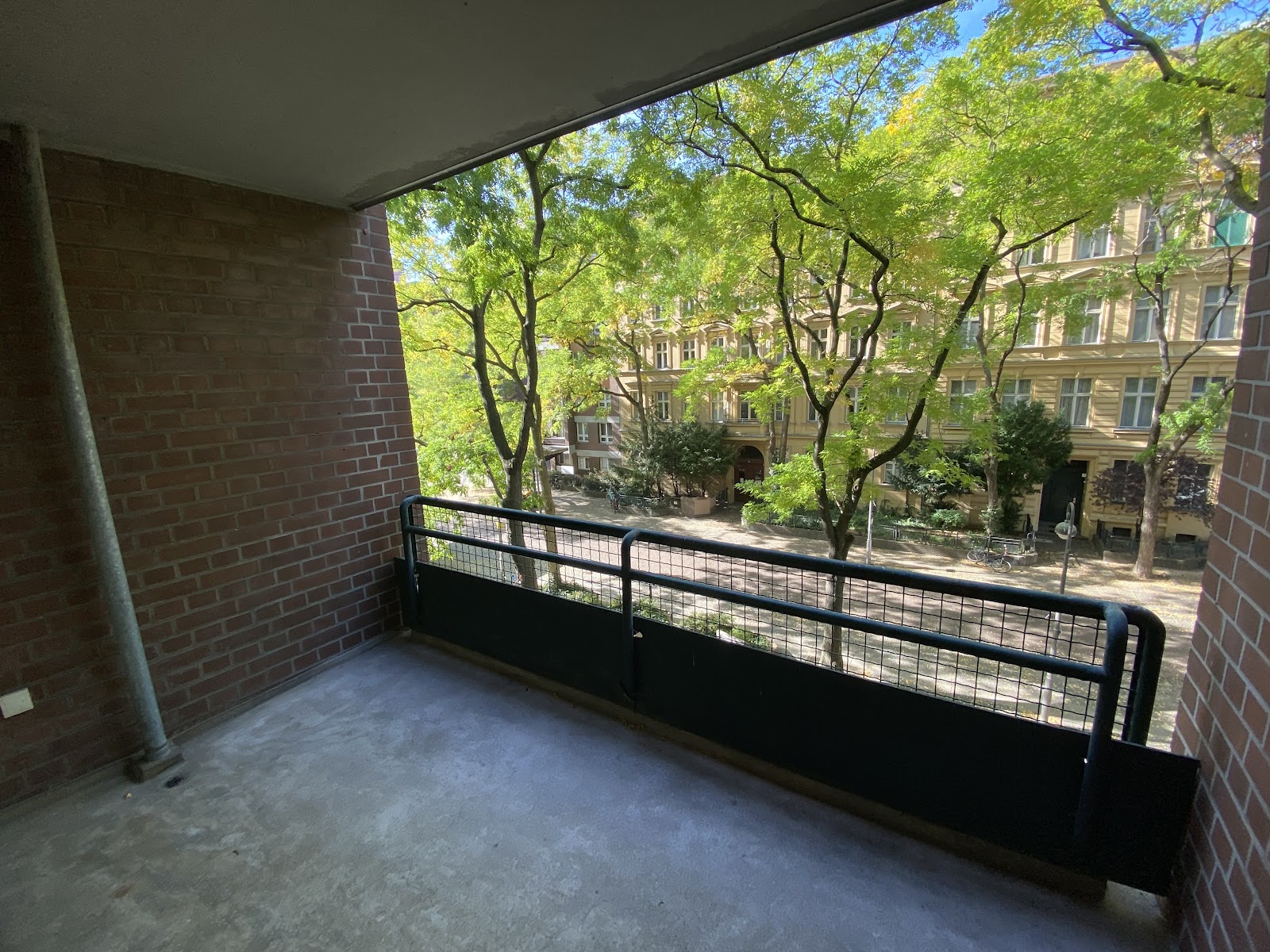 تصویر 3-Zimmer mit Balkon in verkehrsberuhigter Straße