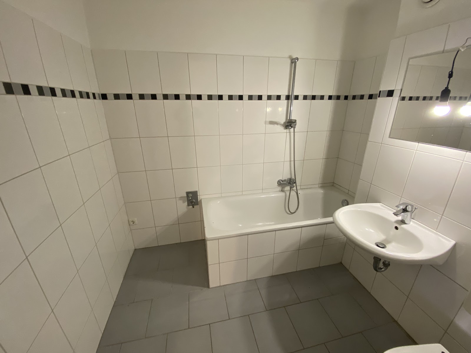 تصویر 3-Zimmer mit Balkon in verkehrsberuhigter Straße