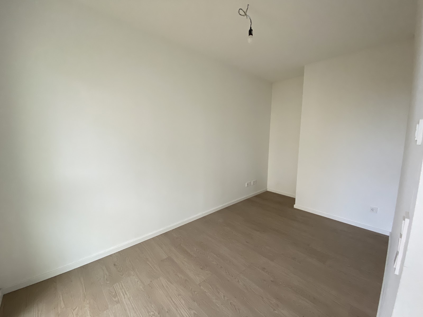 تصویر Moderne Wohnung mit großem Balkon und offener Küche