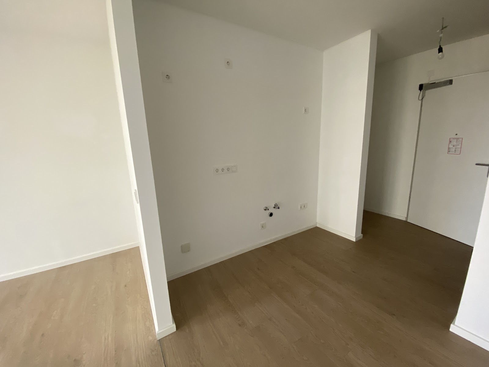 تصویر Moderne Wohnung mit großem Balkon und offener Küche