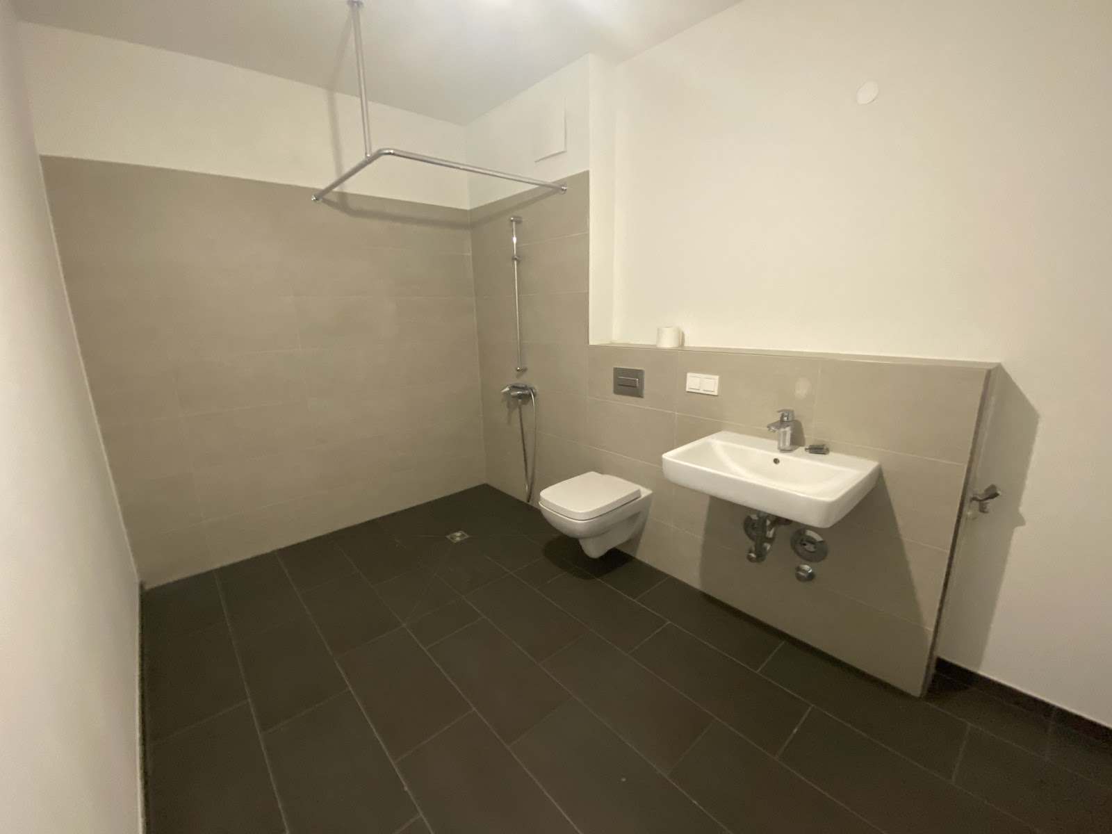 تصویر Moderne Wohnung mit großem Balkon und offener Küche