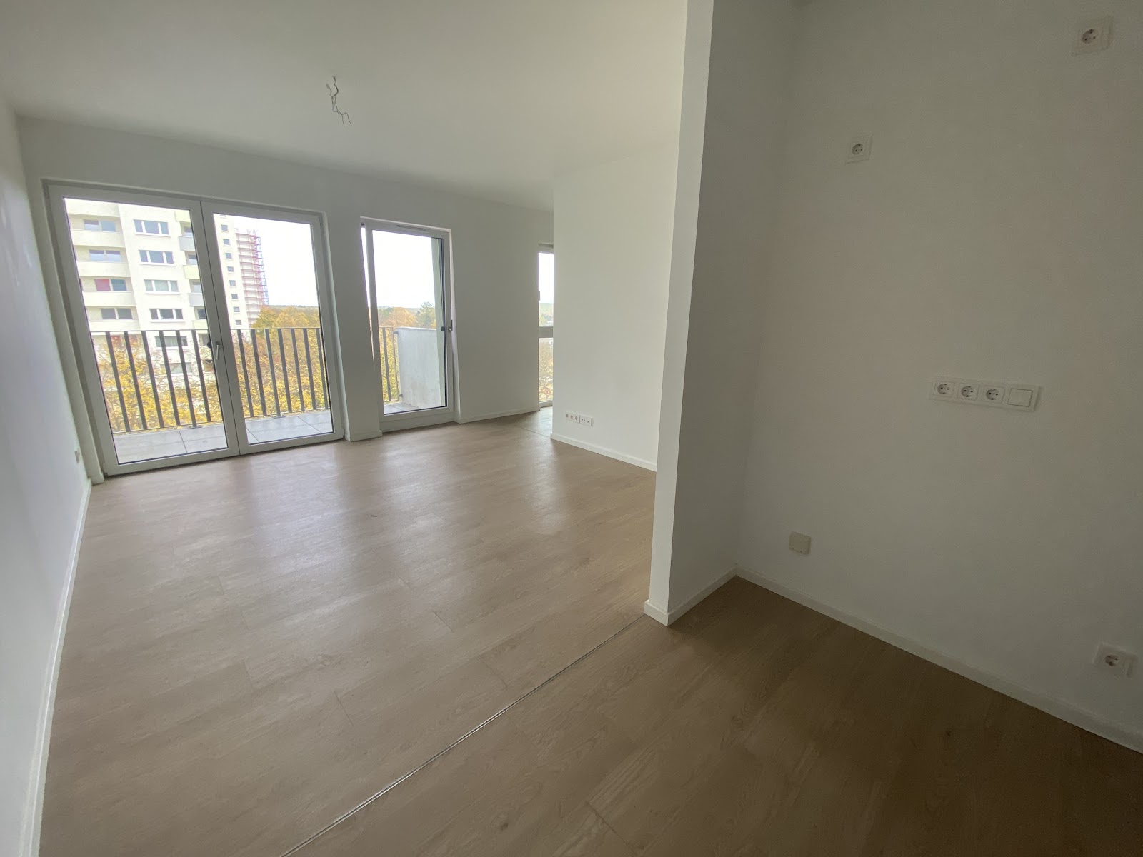 تصویر Moderne Wohnung mit großem Balkon und offener Küche