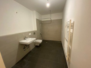 تصویر Moderne Wohnung mit Dusche und offener Küche