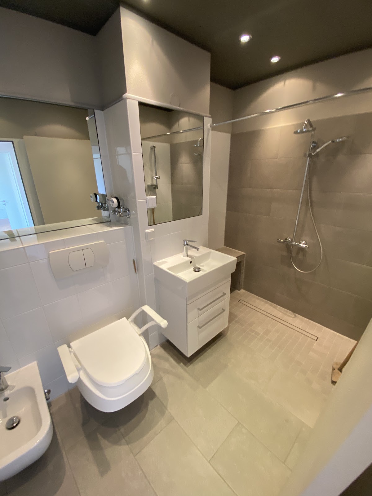 Badezimmer mit Dusche
